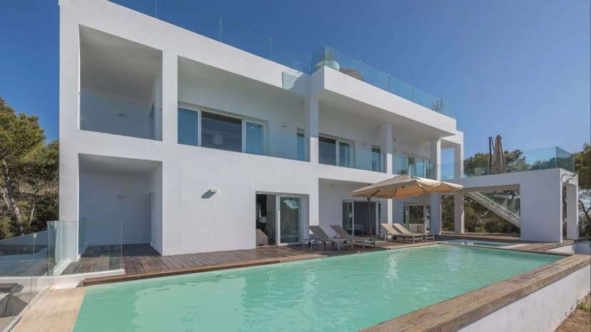 Seaside Serenity with Rooftop Jacuzzi