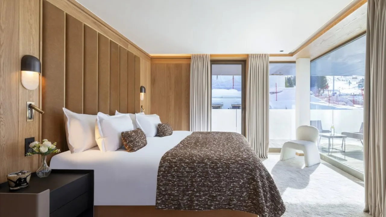 Sophisticated Retreat Overlooking Ski Pistes photo 2