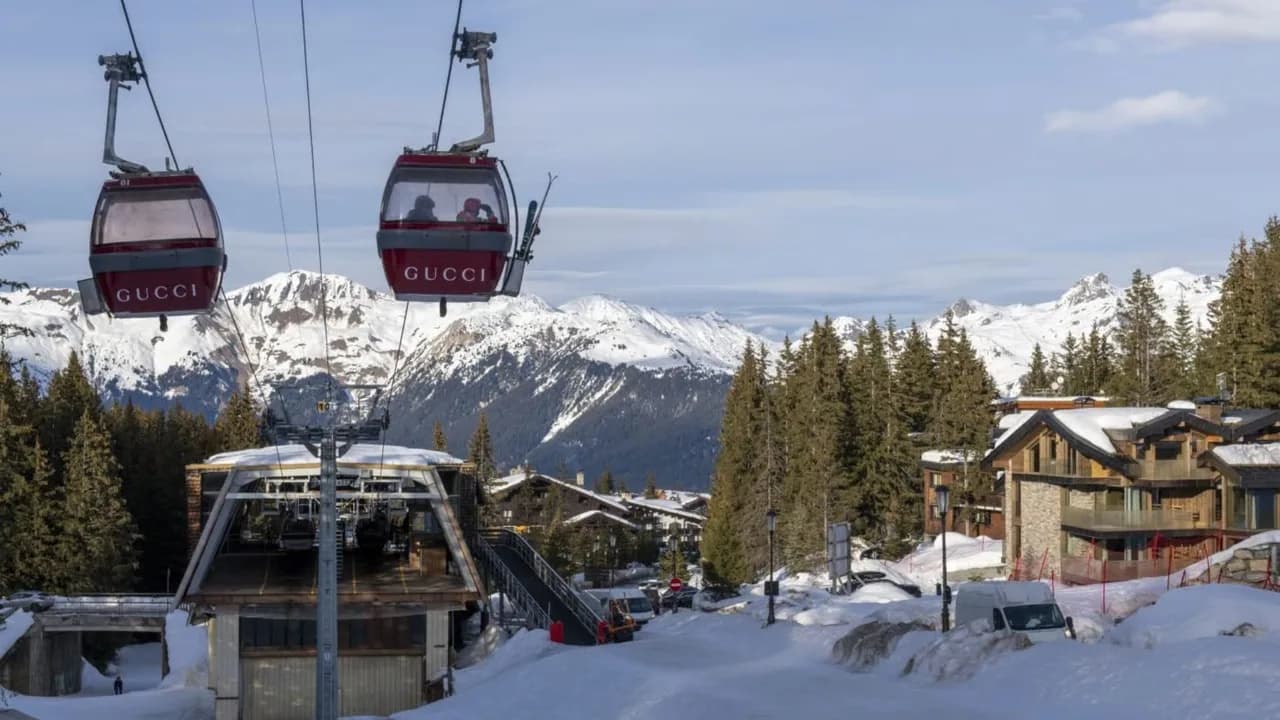 Sophisticated Retreat Overlooking Ski Pistes photo 3