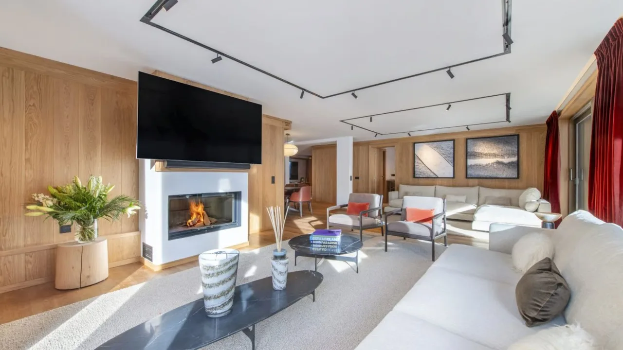 Sophisticated Retreat Overlooking Ski Pistes photo 5