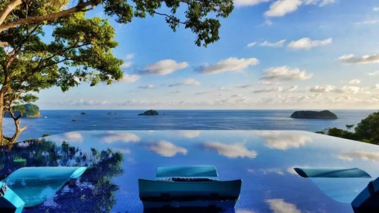 Tropical Paradise Overlooking Pacific Coast photo 4