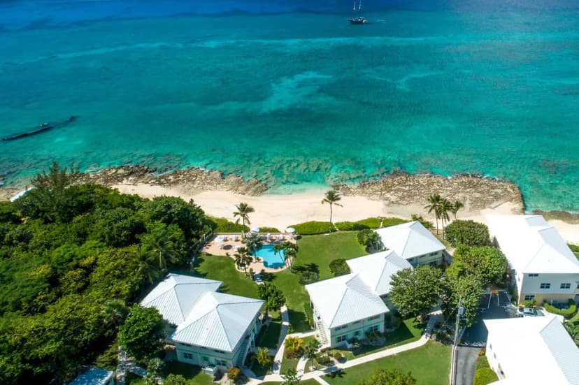 Cocoplum #5 – 2BR Oceanfront Condo on Seven Mile Beach
