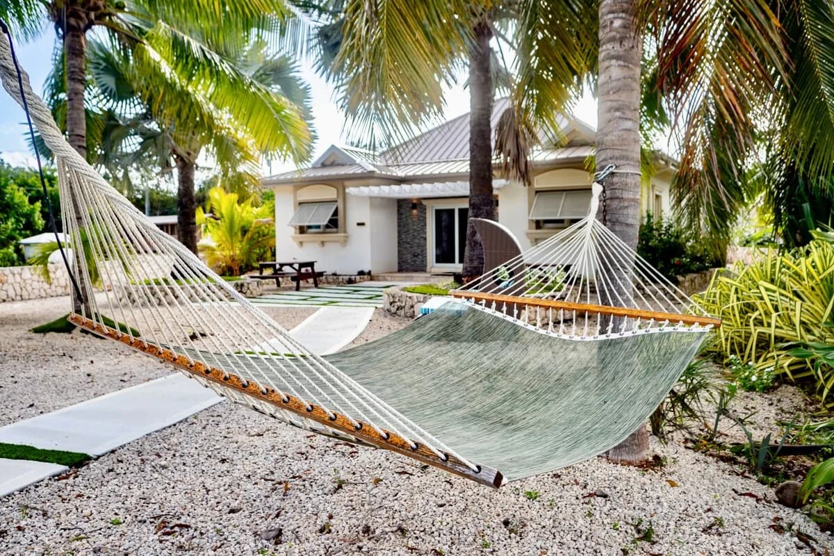 Beachside Three Bedroom Cottage in Cayman photo 2