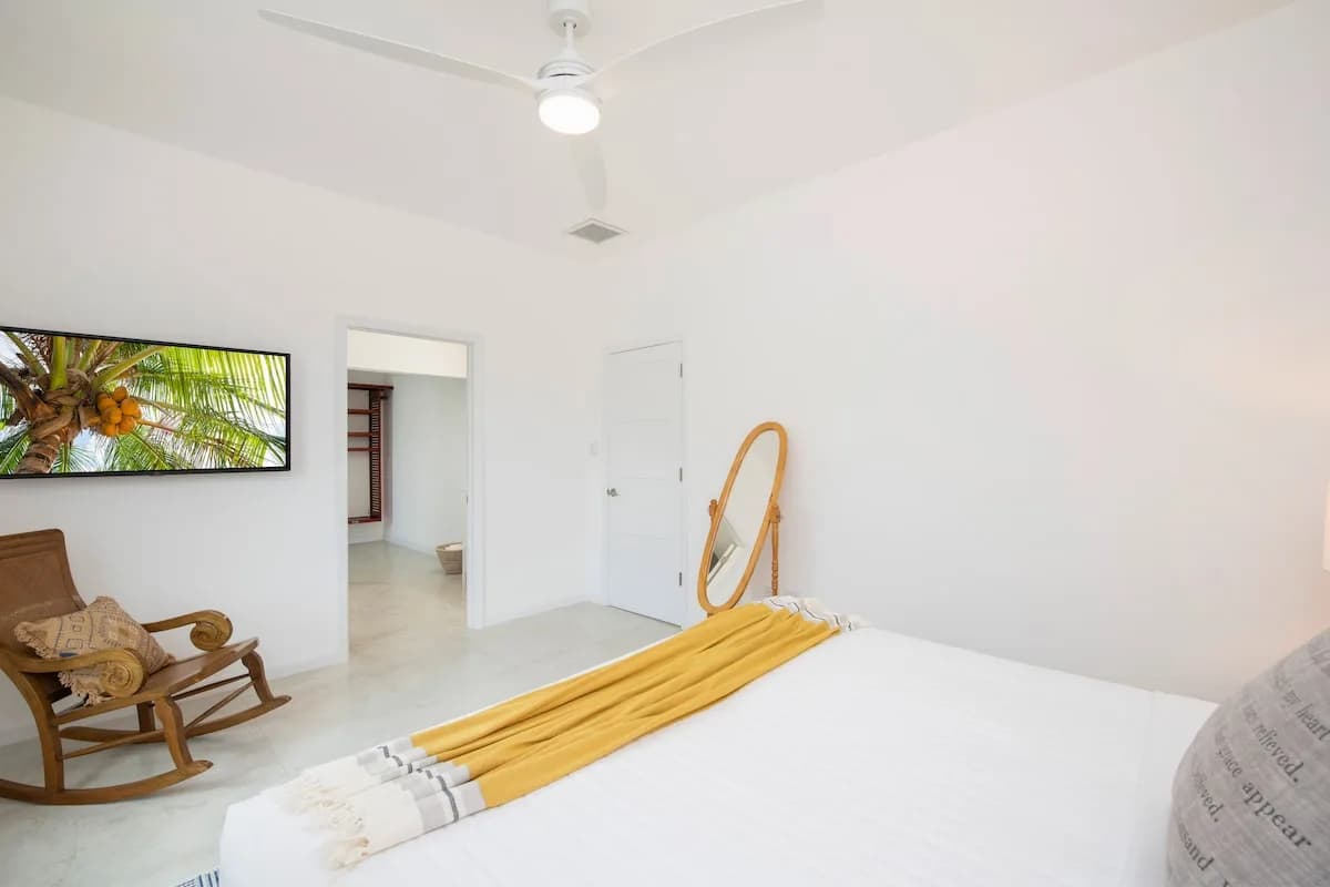 Beachside Three Bedroom Cottage in Cayman photo 5