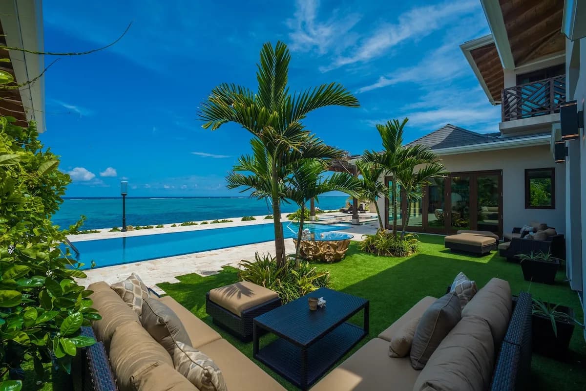 Oceanfront Four Bedroom Villa in East End Cayman photo 2