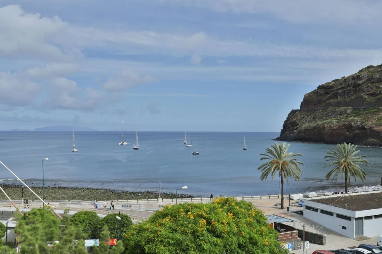 Oceanfront Four-Bedroom Apartment in Machico, Madeira photo 3