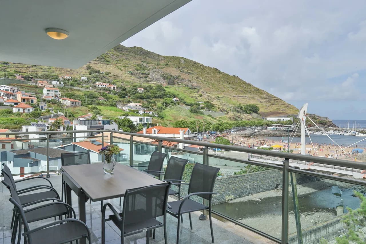 Oceanfront Four-Bedroom Apartment in Machico, Madeira photo 4