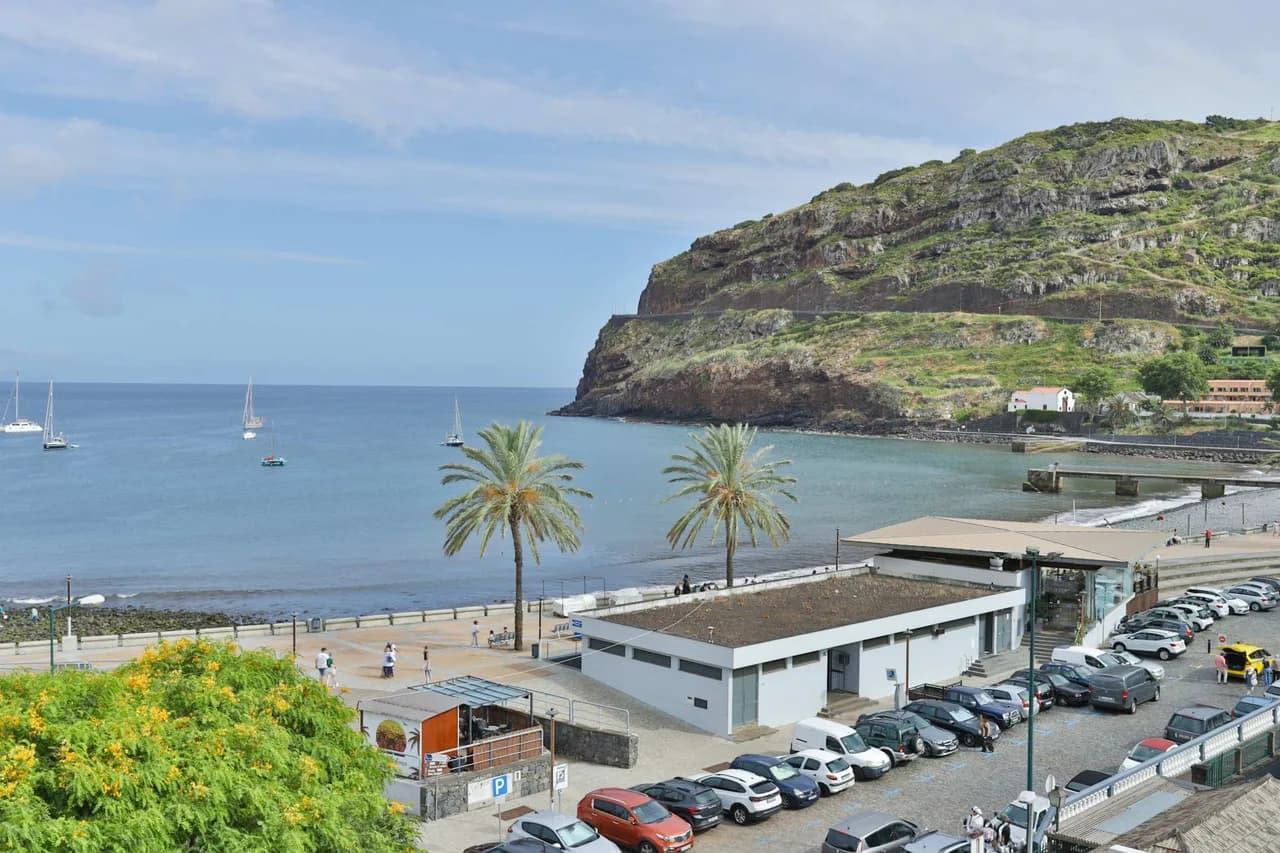 Oceanfront Four-Bedroom Apartment in Machico, Madeira photo 5