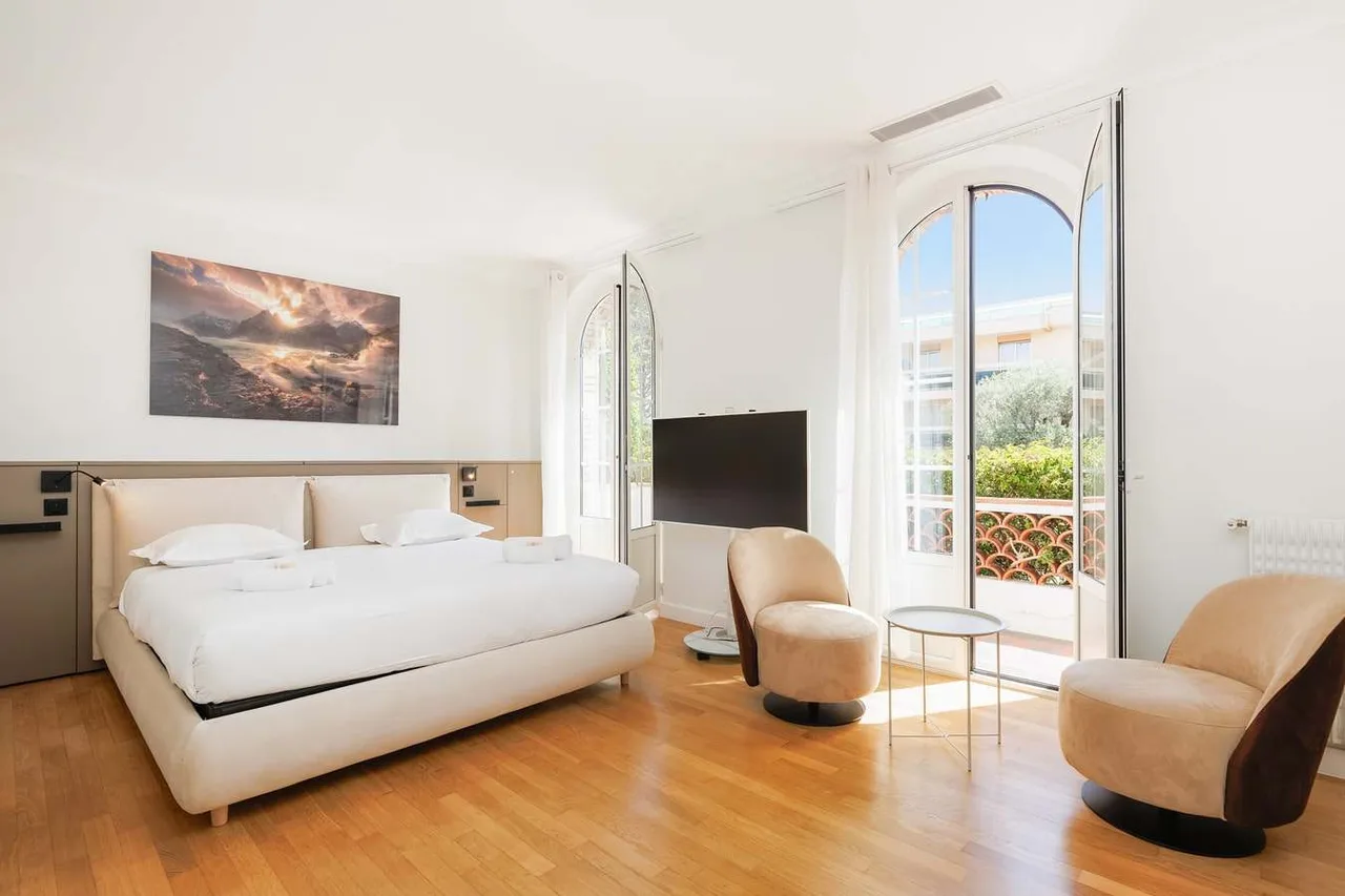 A Modern Villa Sanctuary In Cannes photo 4