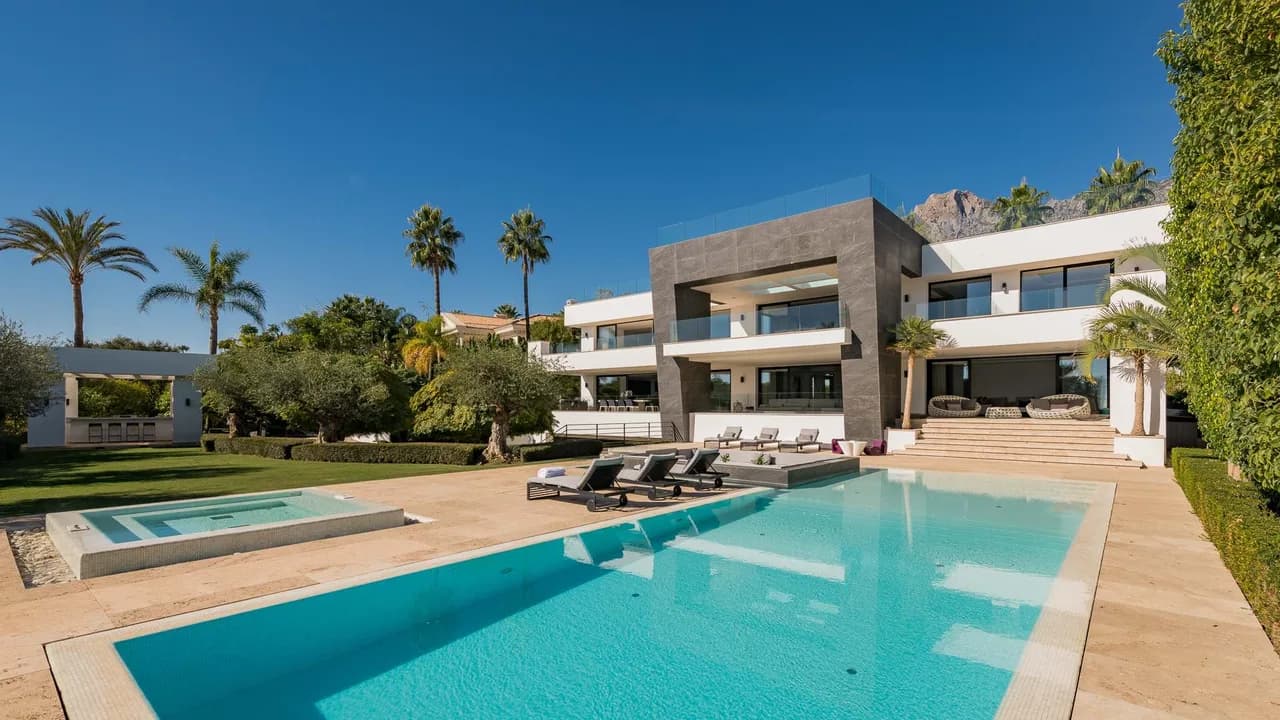 Spacious Eight-Bedroom Retreat in Marbella