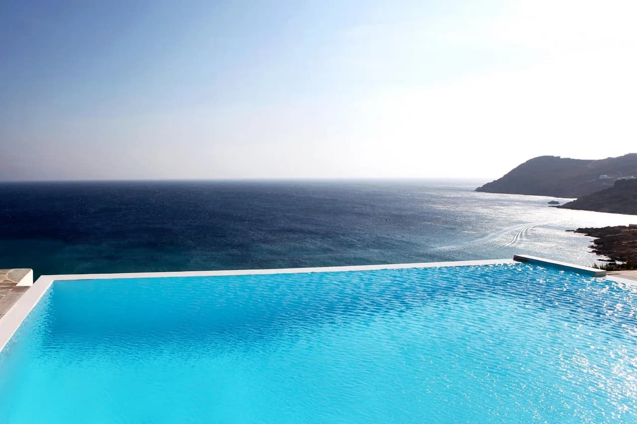 Contemporary Villa Overlooking Blue Waters photo 4