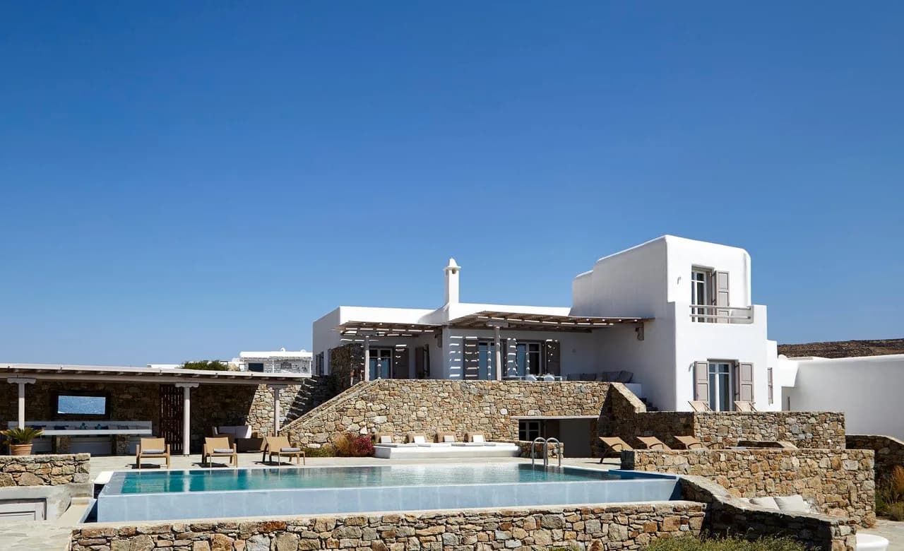 Contemporary Villa Overlooking Blue Waters photo 5