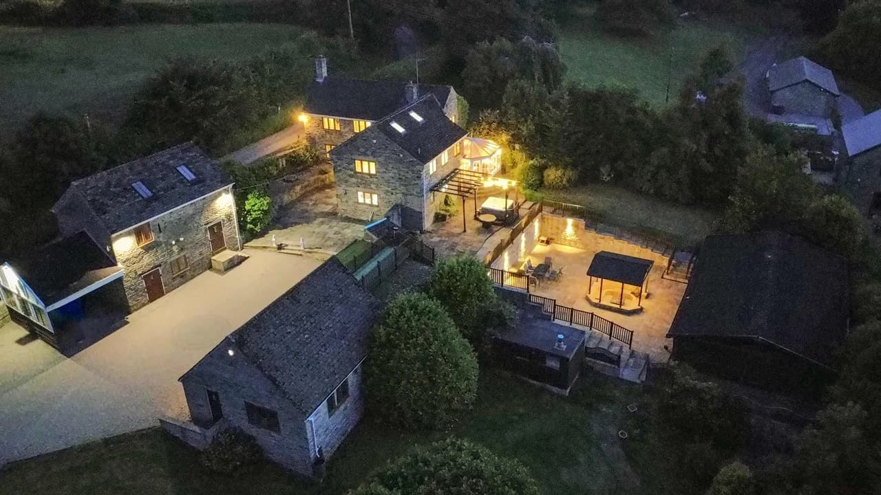 Riverside Six Bedroom Villa in Eckington