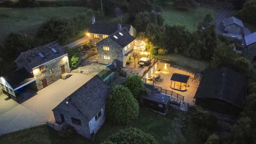 Luxury Retreat with Pool and Hot Tub in Derbyshire
