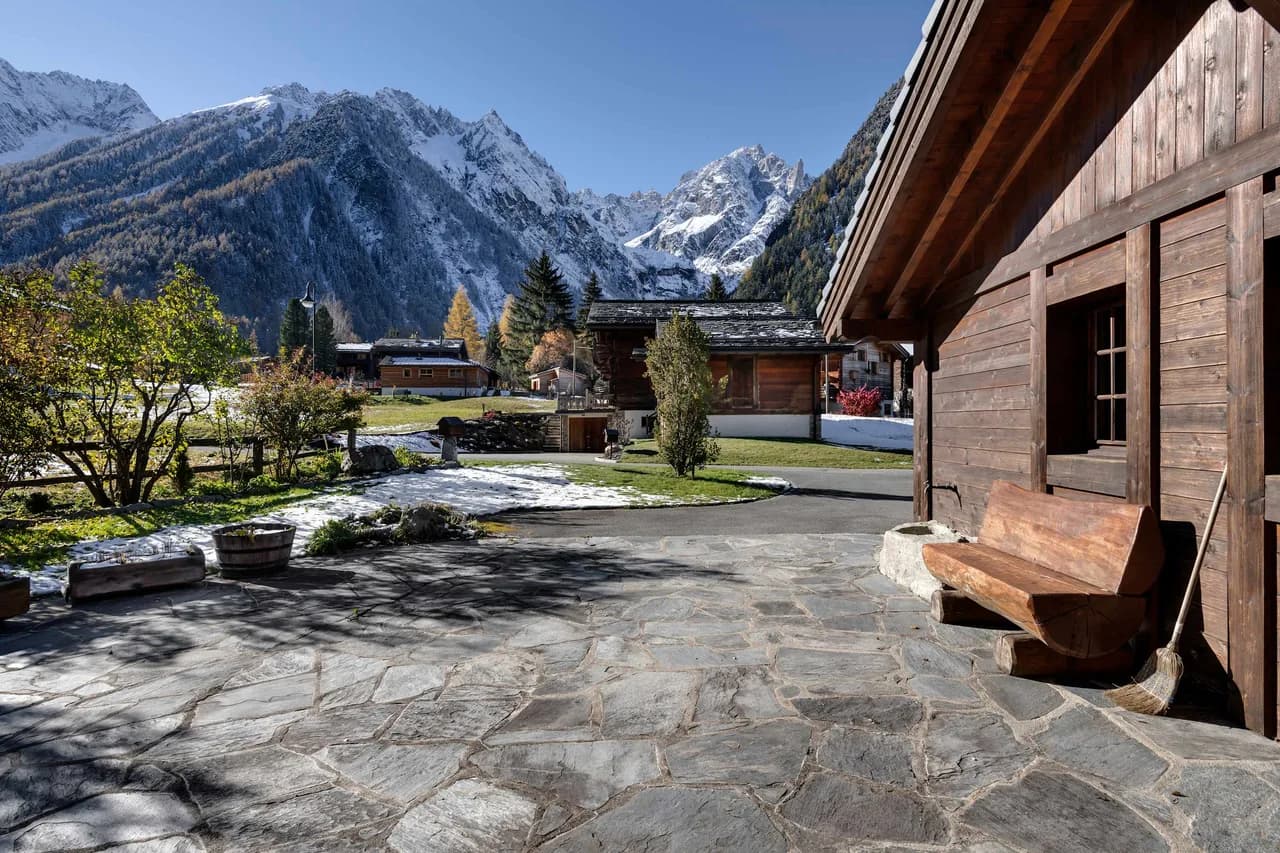 Spacious Chalet With Views and Hot Tub photo 2