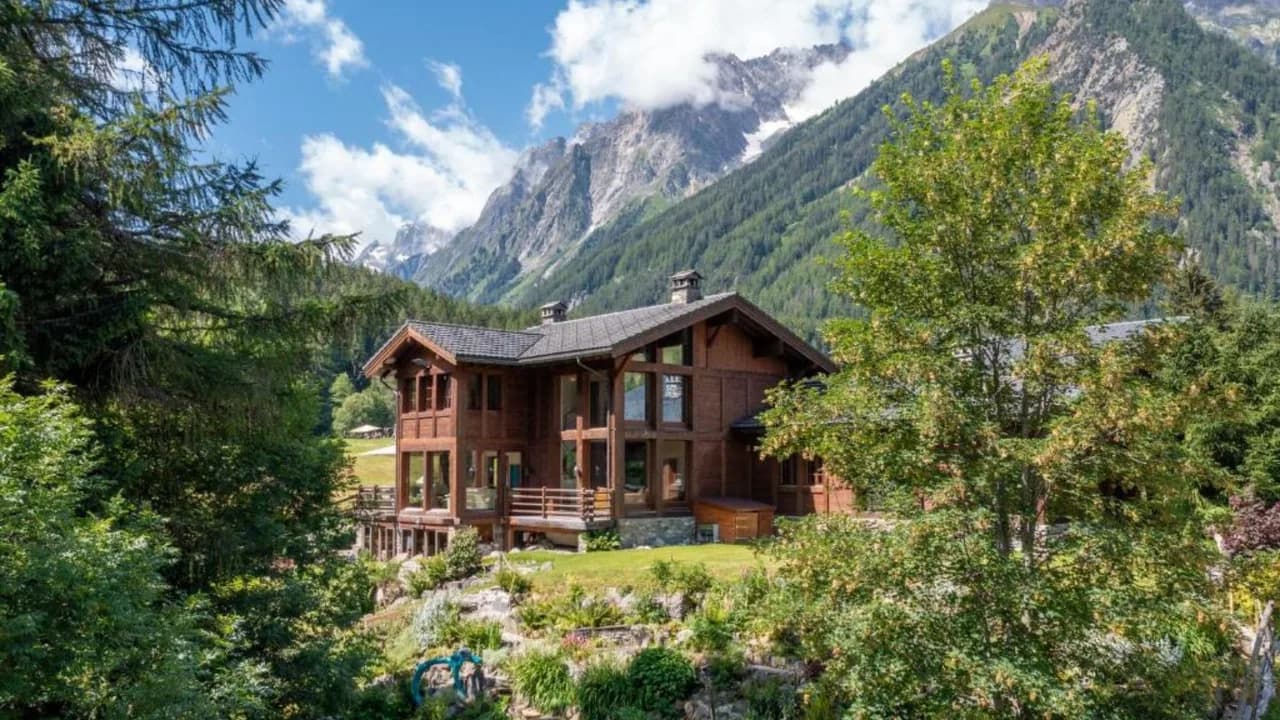 Spacious Chalet With Views and Hot Tub photo 4