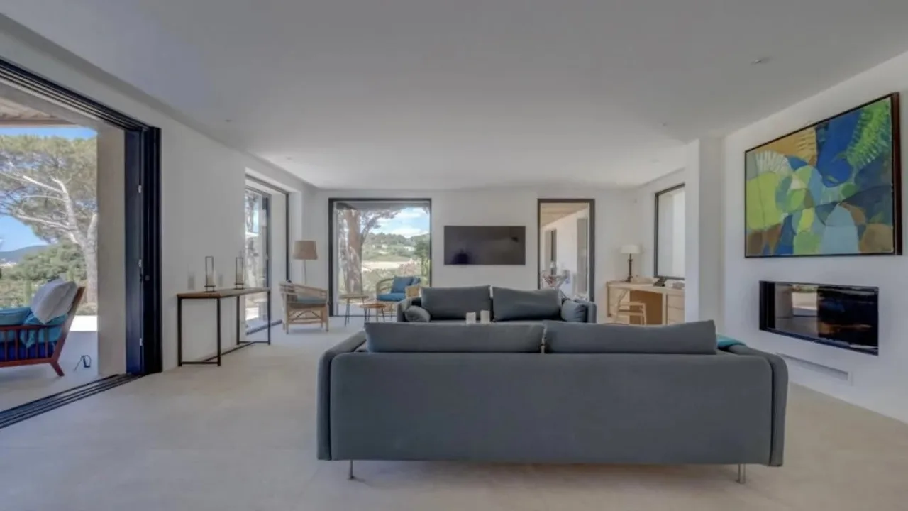 Lavish Coastal Villa With Sea Views photo 2
