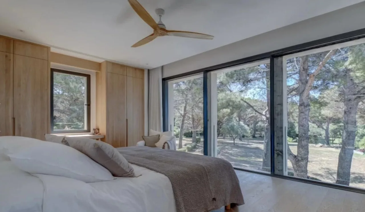 Lavish Coastal Villa With Sea Views photo 3