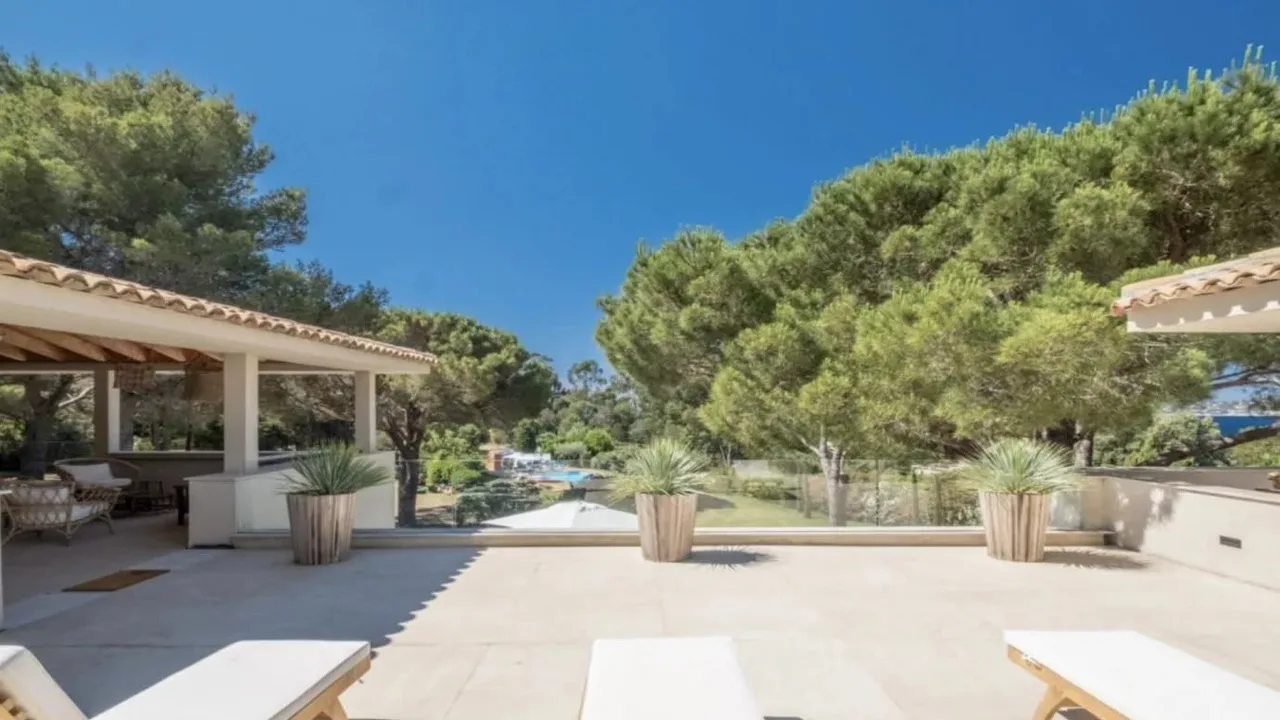 Lavish Coastal Villa With Sea Views photo 4