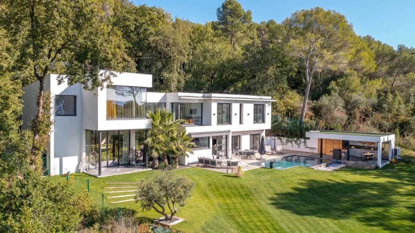 Luxury Villa Overlooking French Hills