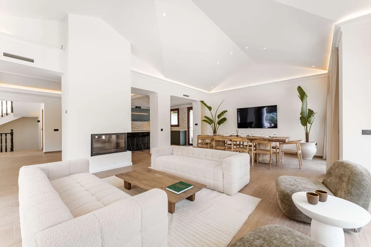 Luxe Cinema Villa with BBQ in Marbella photo 4