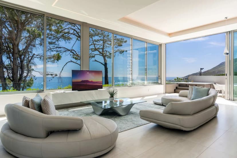 Glass-Faced Villa with Beach Access in Camps Bay