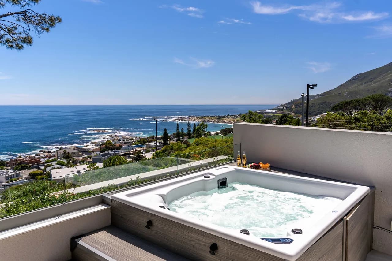 Beachfront Glasshouse with Jacuzzi in Camps Bay photo 2