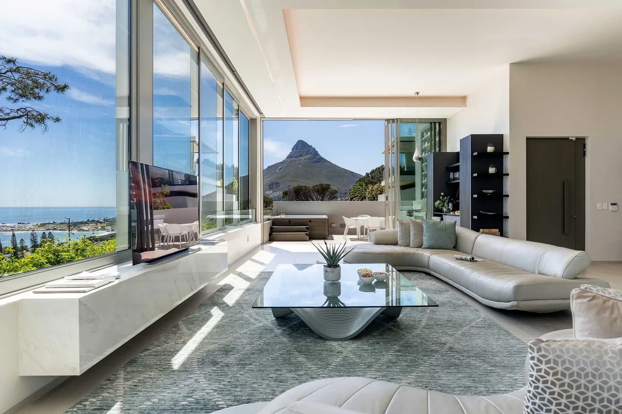 Beachfront Glasshouse with Jacuzzi in Camps Bay photo 3