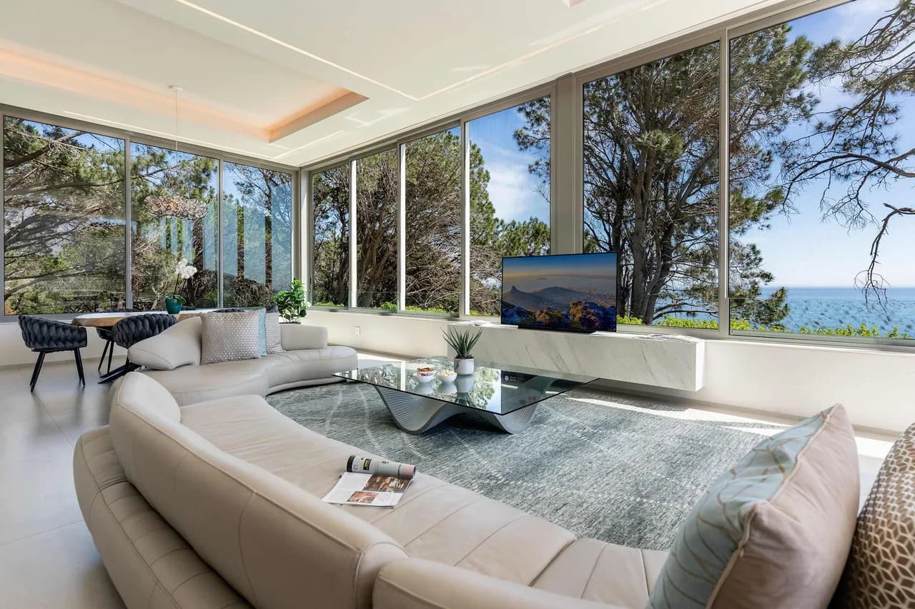 Beachfront Glasshouse with Jacuzzi in Camps Bay photo 4