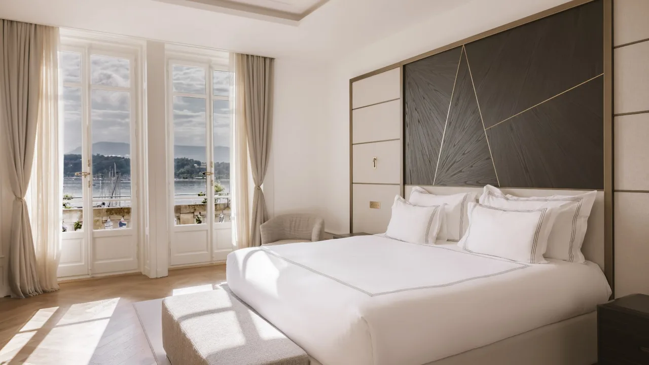 Grand Apartment Overlooking Lake Geneva photo 2