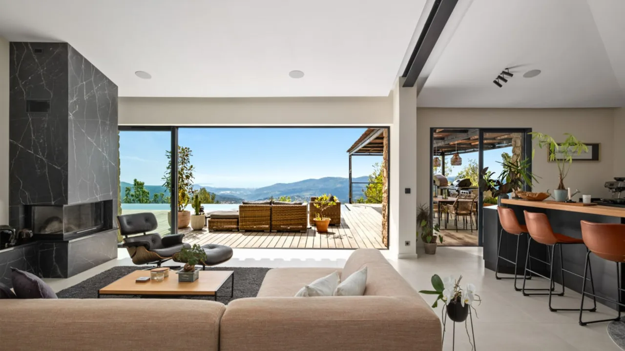 Peaceful Neo-provencal Hillside Retreat photo 2