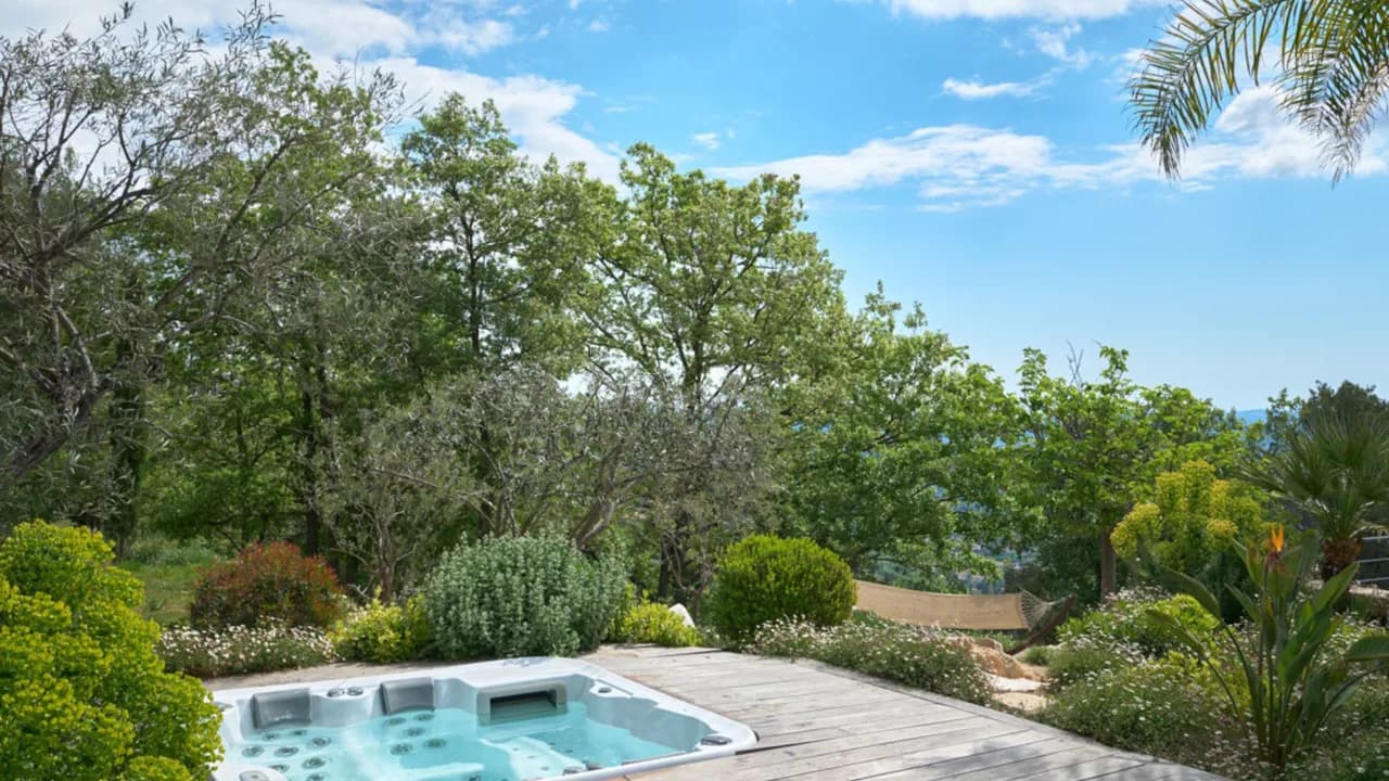 Peaceful Neo-provencal Hillside Retreat photo 4