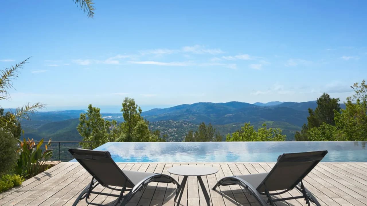 Peaceful Neo-provencal Hillside Retreat photo 5