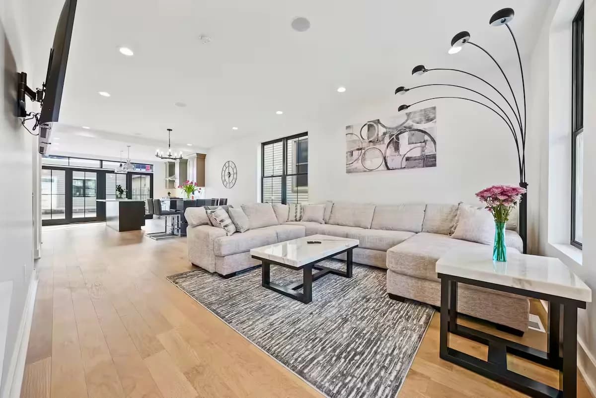 Charming Three Bedroom Retreat in Downtown Ohio photo 3