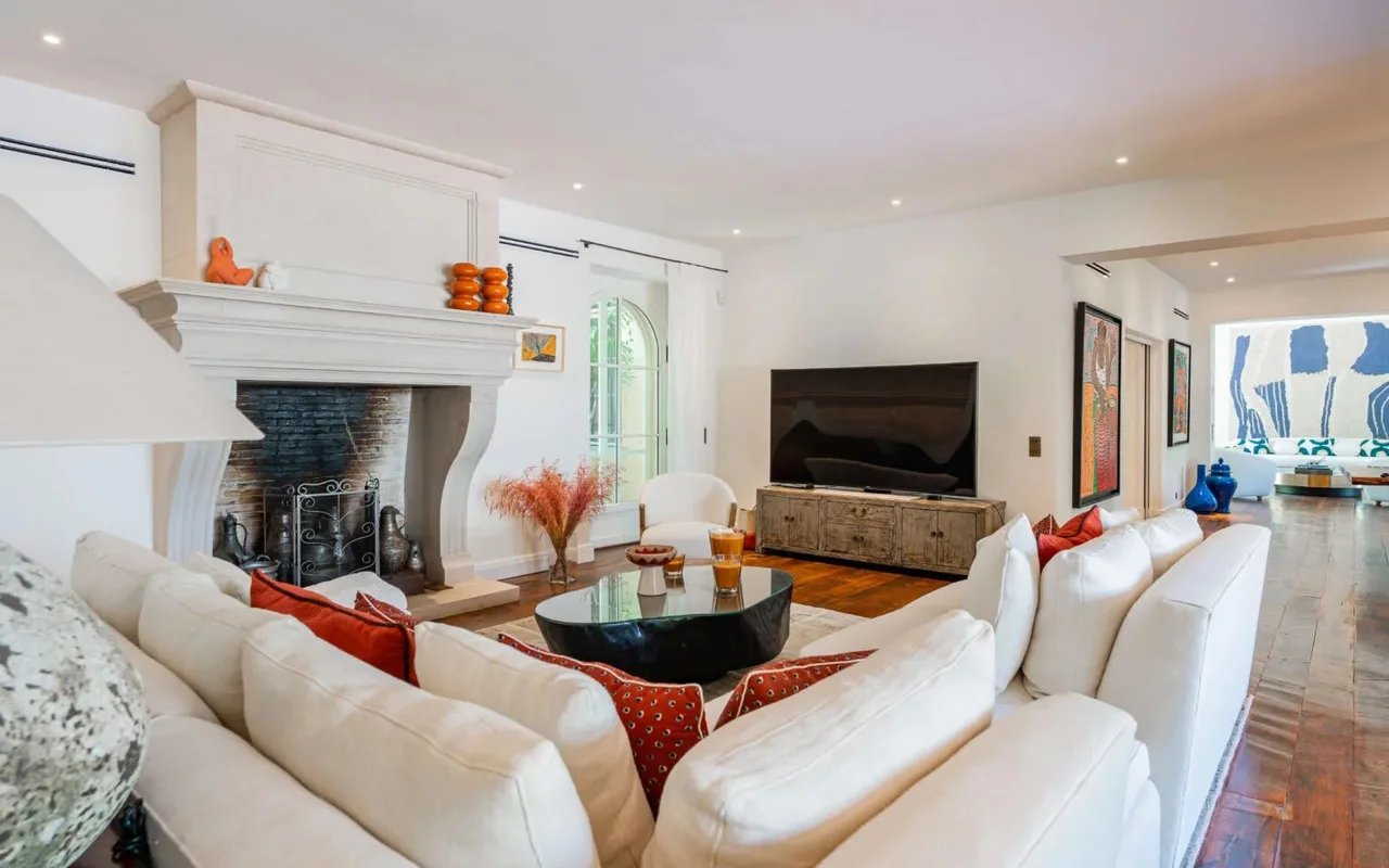 Elegant Villa With Pool and Views photo 2