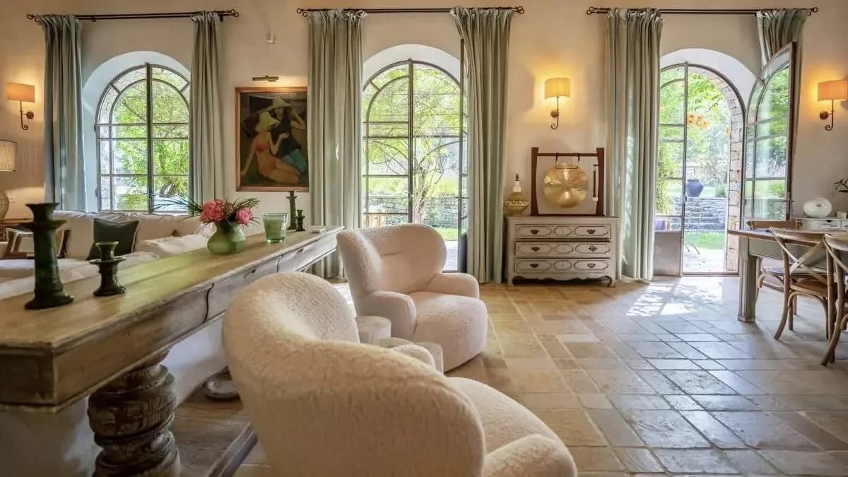 Luxury Coastal Home With Poolside Garden photo 2