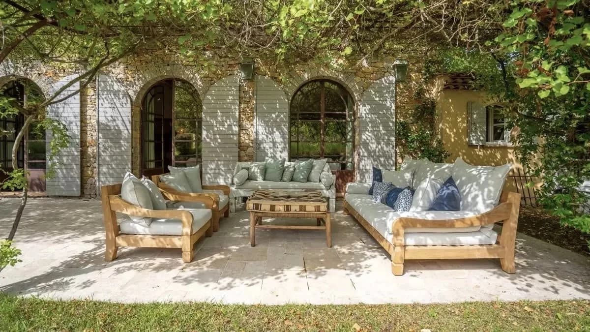 Luxury Coastal Home With Poolside Garden photo 5