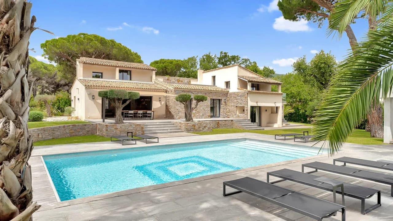Elegant Villa With Pool House