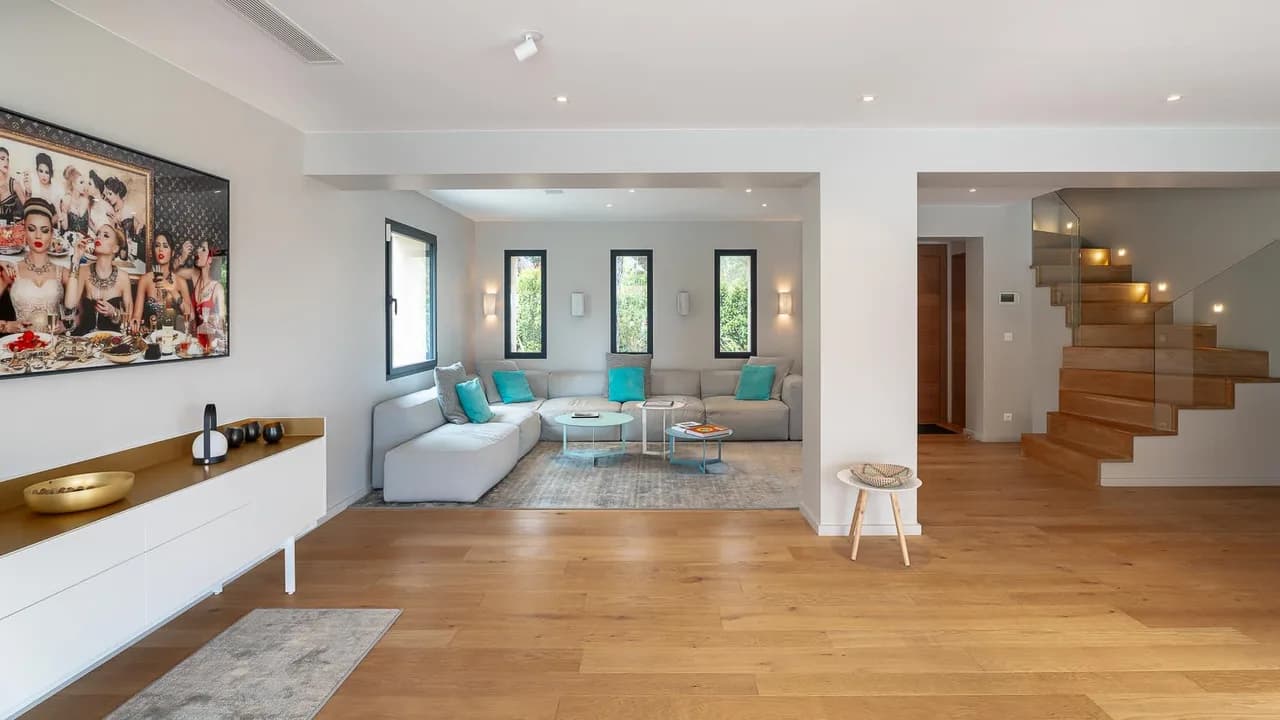Elegant Villa With Pool House photo 2