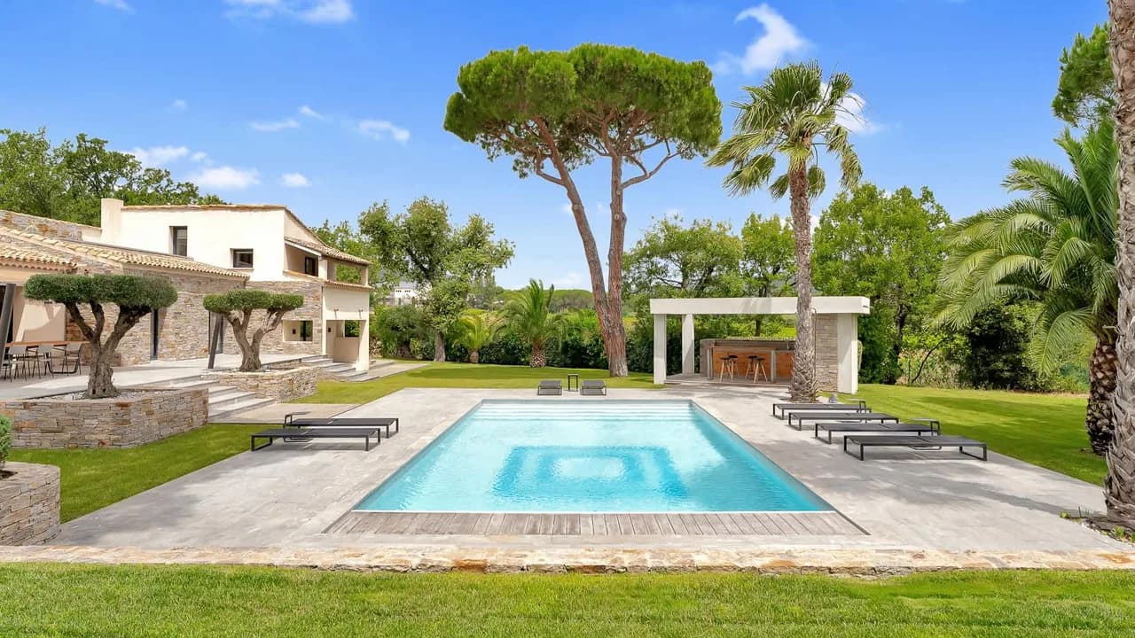 Elegant Villa With Pool House photo 5