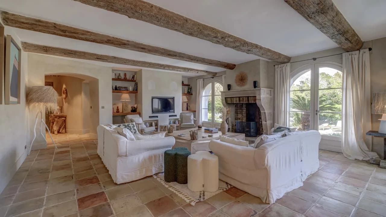 Modern Comforts in Provençal Setting photo 2