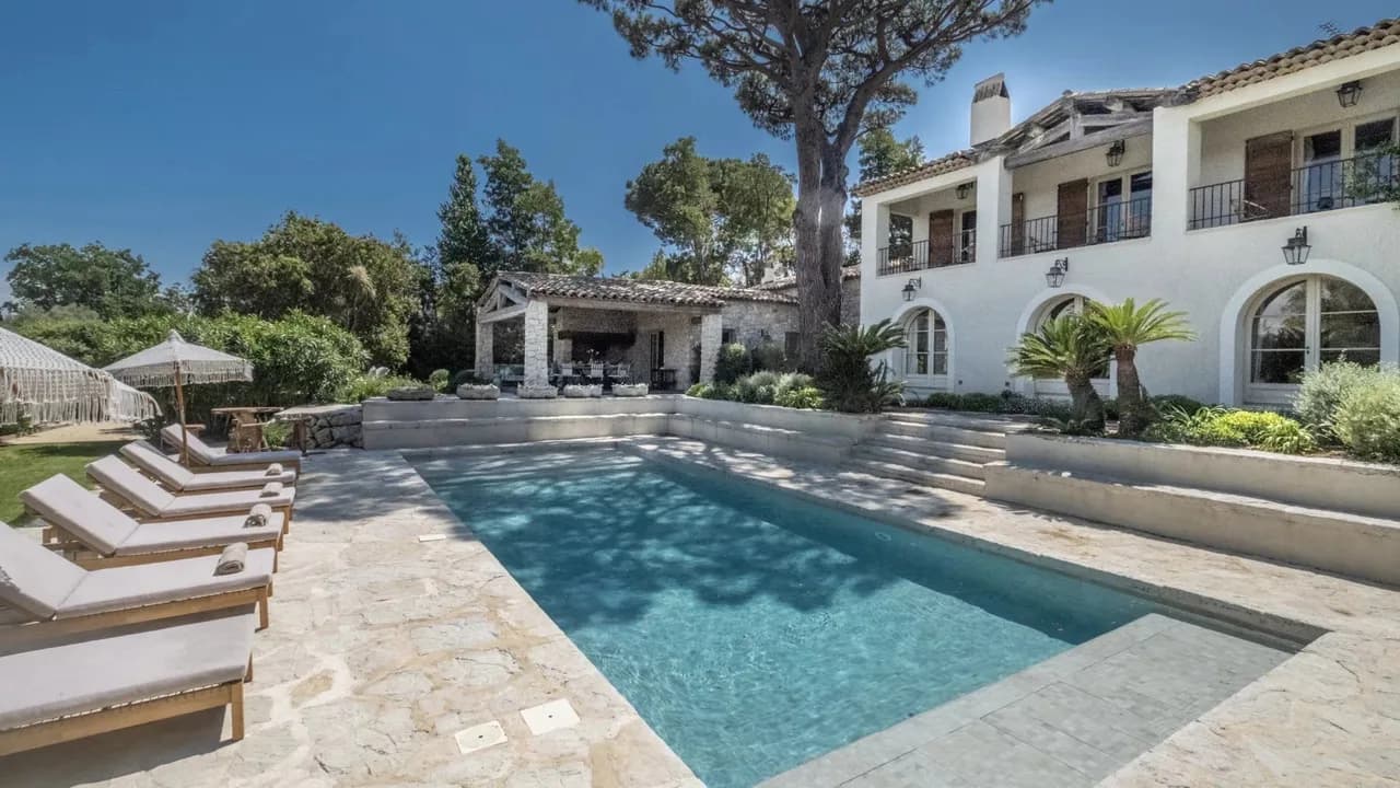 Modern Comforts in Provençal Setting photo 5