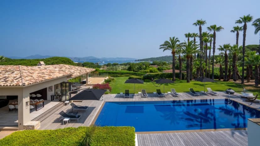 Elegant Villas Overlooking the Sea