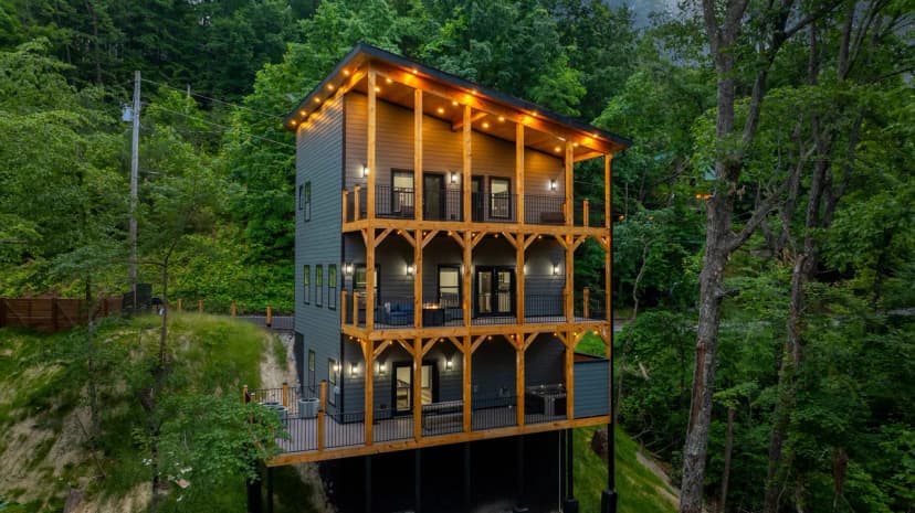 Bearfoot Getaway – Hot Tub, Games, Resort Pools