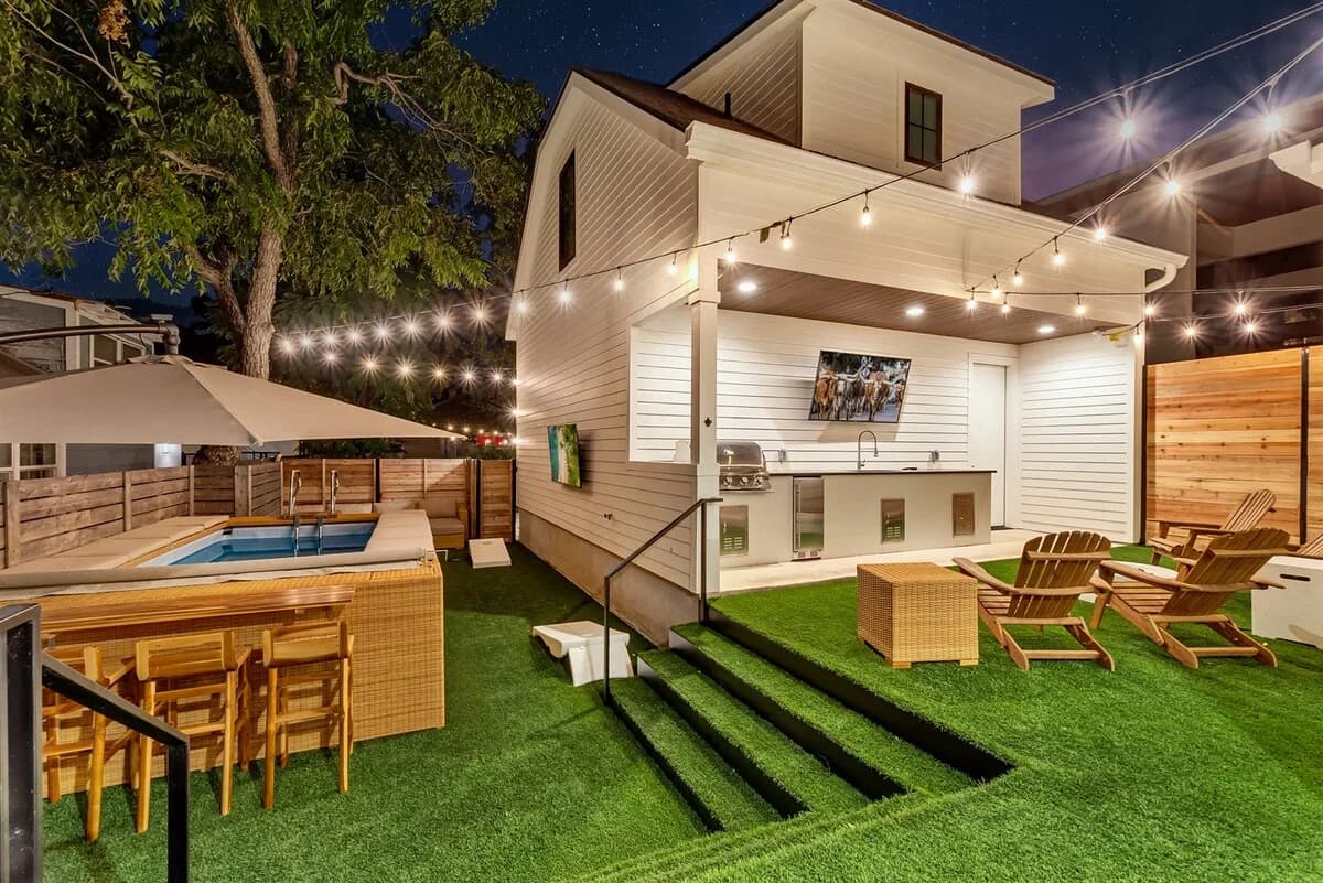 Expansive Six Bedroom Retreat in Austin photo 2