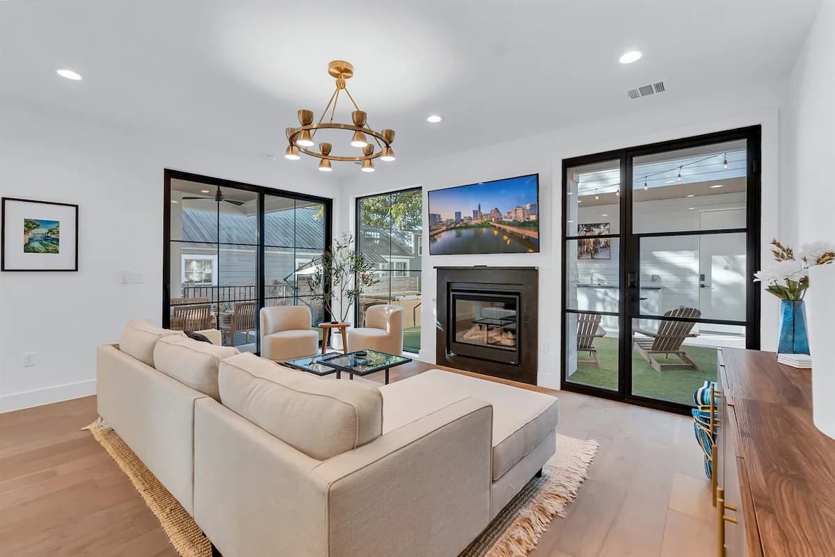 Expansive Six Bedroom Retreat in Austin photo 4