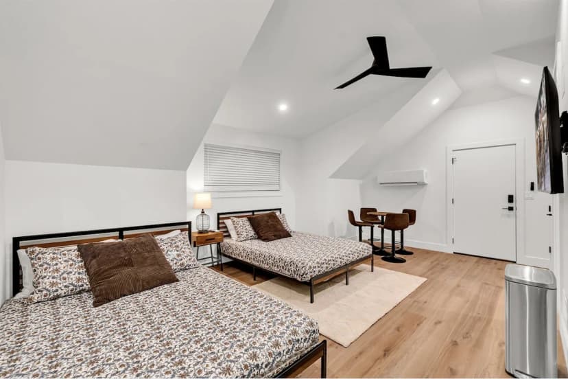 Modern Private Guest House, Near Downtown