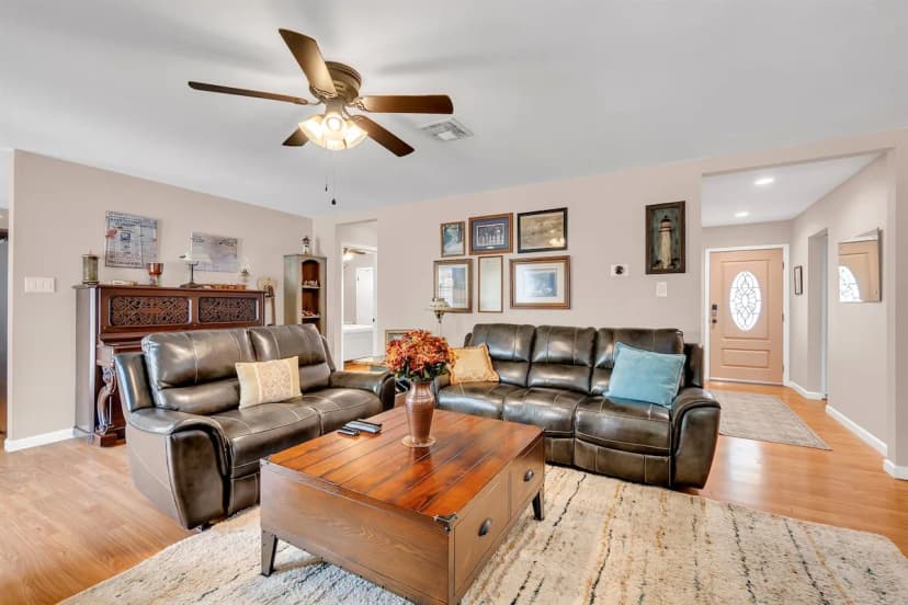 Cozy 3-BR House, Piano, Outdoor Grill, Sleeps 6