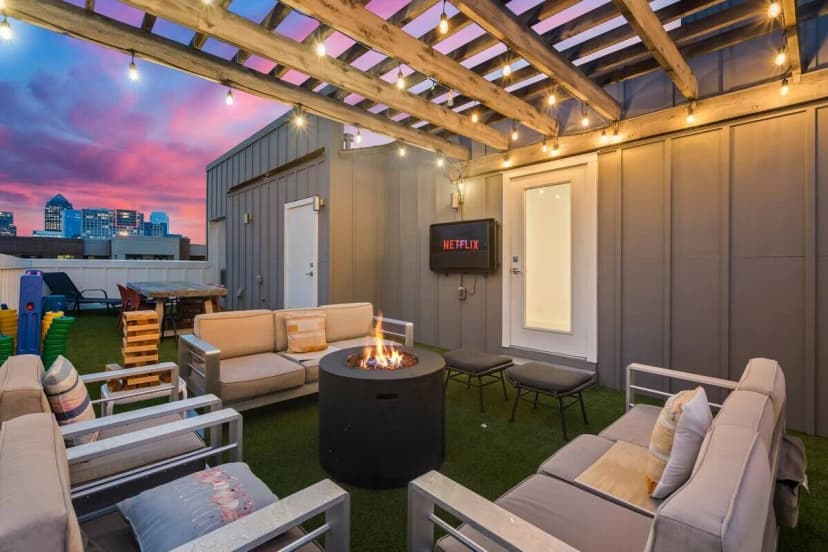 Designer Dallas Home, Rooftop, Kid Friendly Stay