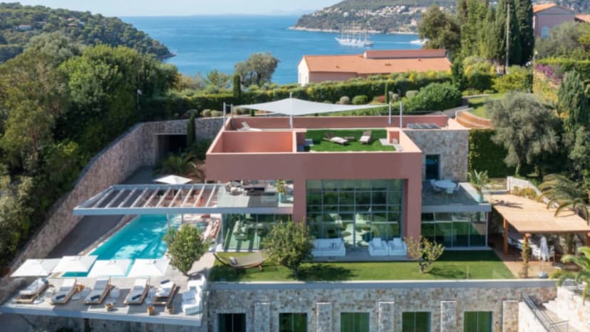Elegant Hilltop Villa With Panoramic Views